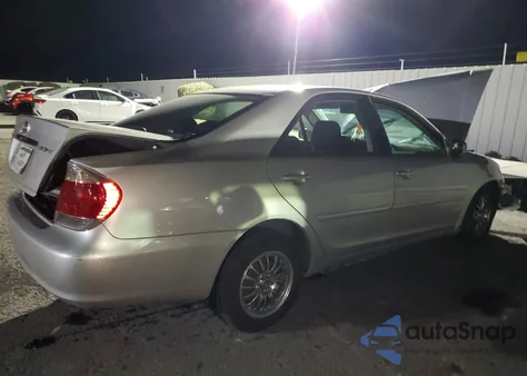 2005 Toyota Camry Le z USA, uszkodzony, nr VIN 4T1BE32K25U579353